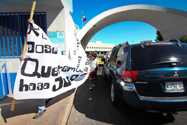 Family and friends protest shooting deaths in Nogales, Son.