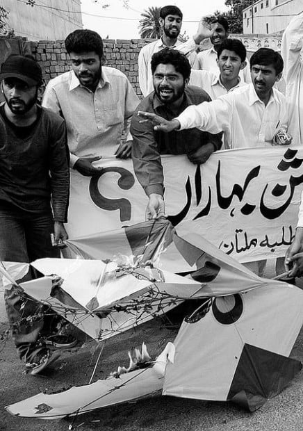 Boy's death prompts kite ban in E. Pakistan  