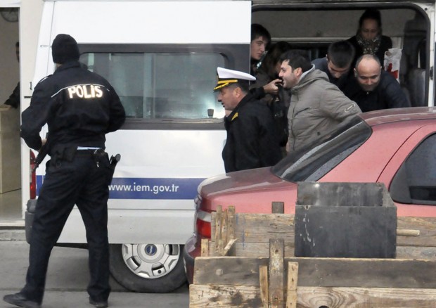 Plainclothes commandos kill hijacker of Turkish ferry   