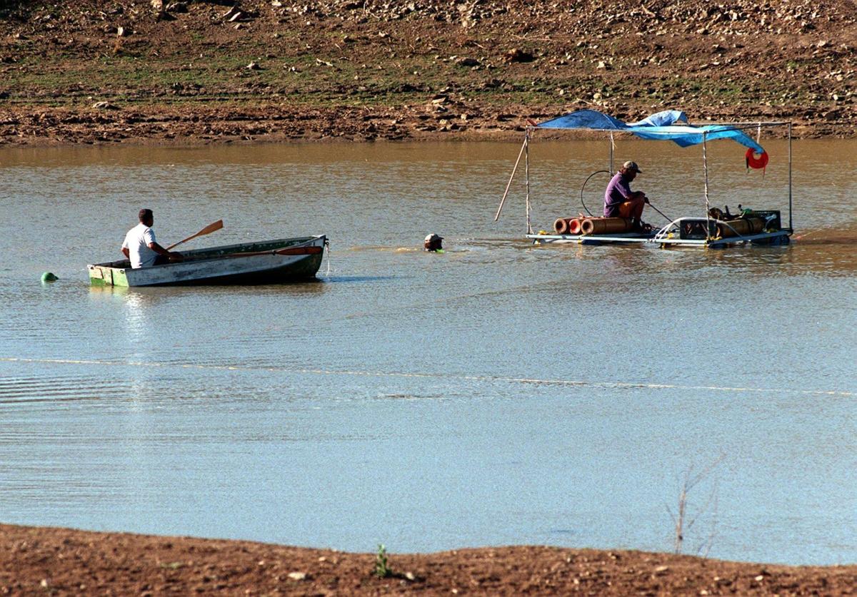 Murder weapons are sought in muddy pond near Nogales