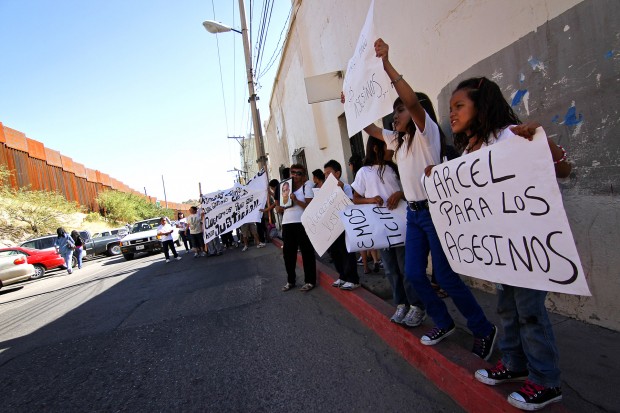 Family and friends protest shooting deaths in Nogales, Son.