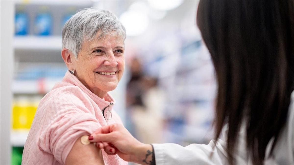 Vacunas de rutina para personas mayores: qué es lo que quiere el farmacéutico que usted sepa sobre la culebrilla y más