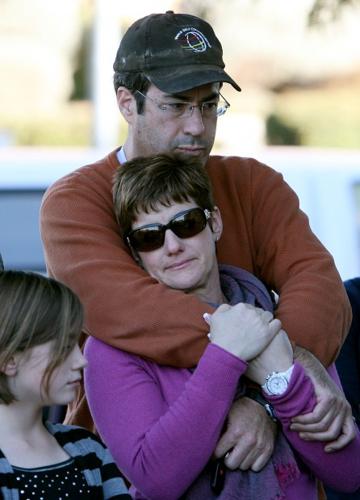 Mourners gather by noon at Giffords' Tucson office   