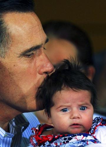 Santorum, Romney split Kansas, Wyoming    