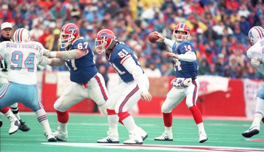 Frank Reich leading the Bills' playoff comeback against the Houston Oilers. (News file photo)