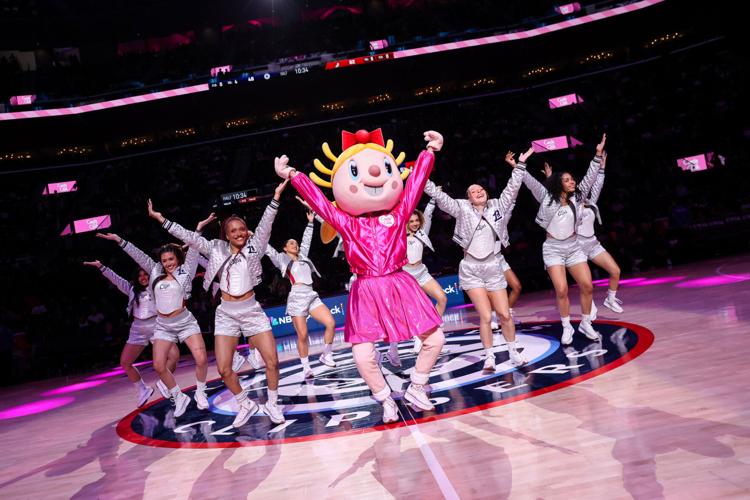 Leveling Up Game Night: Candy Crush Turns LA Clippers Game Into Arena-Wide Takeover With Surprise Anna Faris Reveal