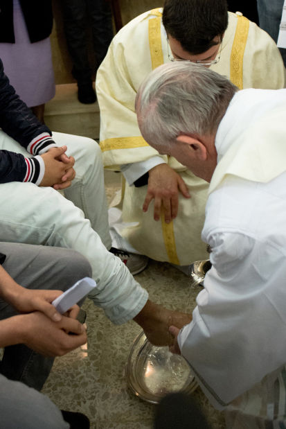 Francis washes detainees' feet    