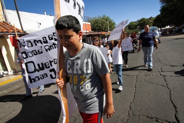 Family and friends protest shooting deaths in Nogales, Son.
