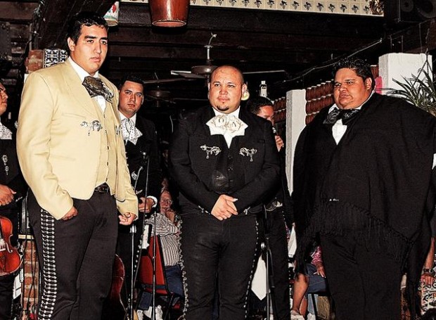 Mariachi Idol en La Fuente Restaurant  