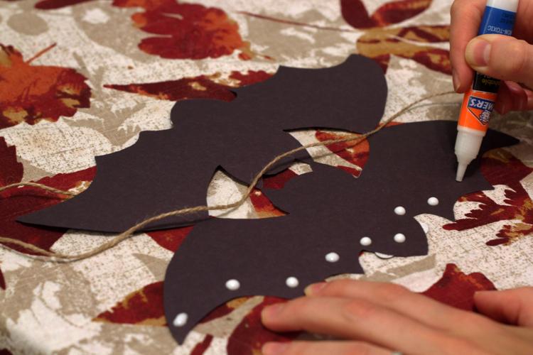 Halloween decor: Glue the edges