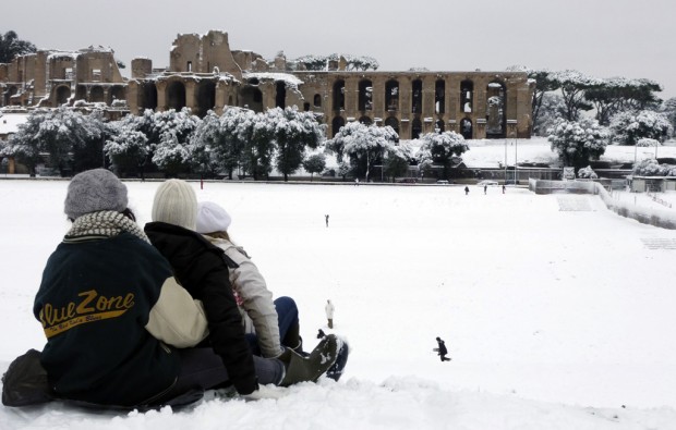 Rare snowstorm confounds Rome   