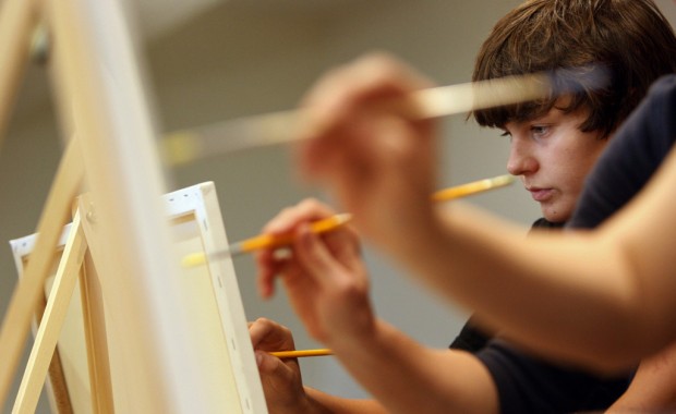 Unleash creative side at art bar    