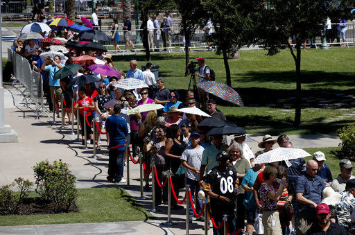 'Real hero': Crowds brave Arizona heat to honor John McCain