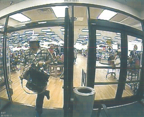 Thieves steal high-end handbags from discount store