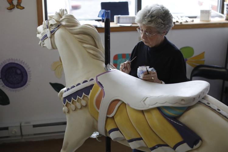 1009114674-carousel-hors21