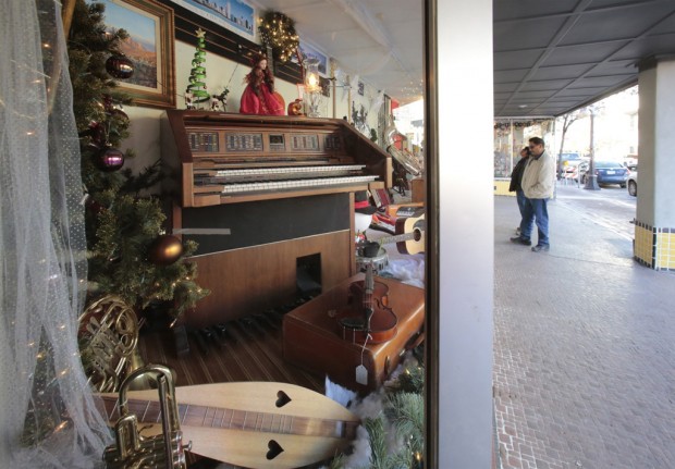Chicago Store wins downtown decorating contest    