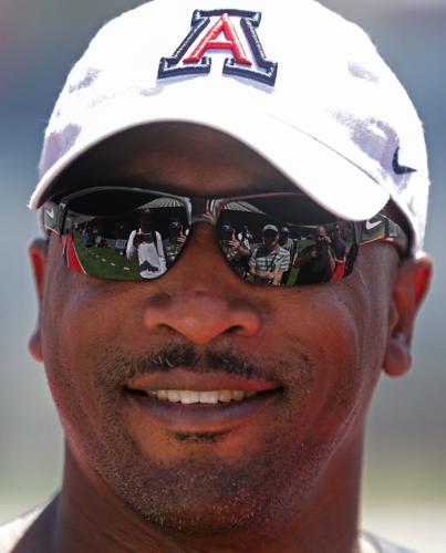 Arizona Wildcats run drills with kids