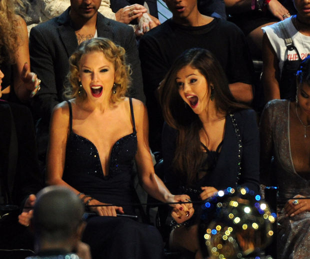 FILE - Taylor Swift poses backstage at the MTV Video Music Awards, in a  Sunday, Aug. 25, 2013 file photo at the Barclays Center in the Brooklyn  borough of New York. A