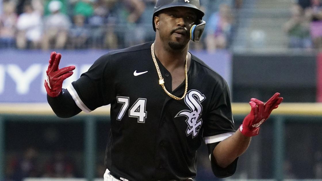 Eloy Jiménez preparing to play outfield with White Sox