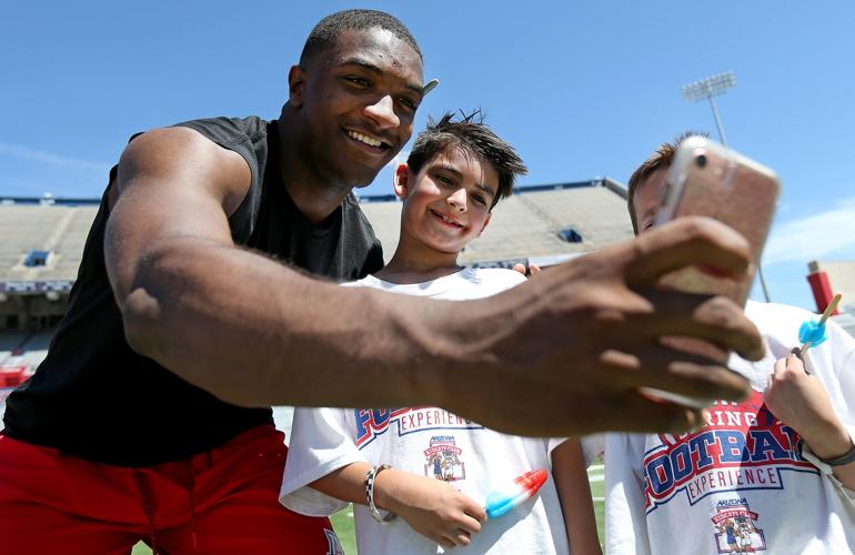 Arizona Wildcats run drills with kids