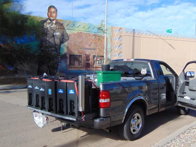 Plantan árboles alrededor de escuela Davis