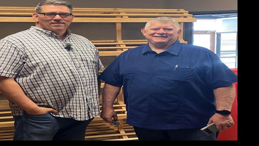 New Tucson lounge a perfect place for a puff and a putt