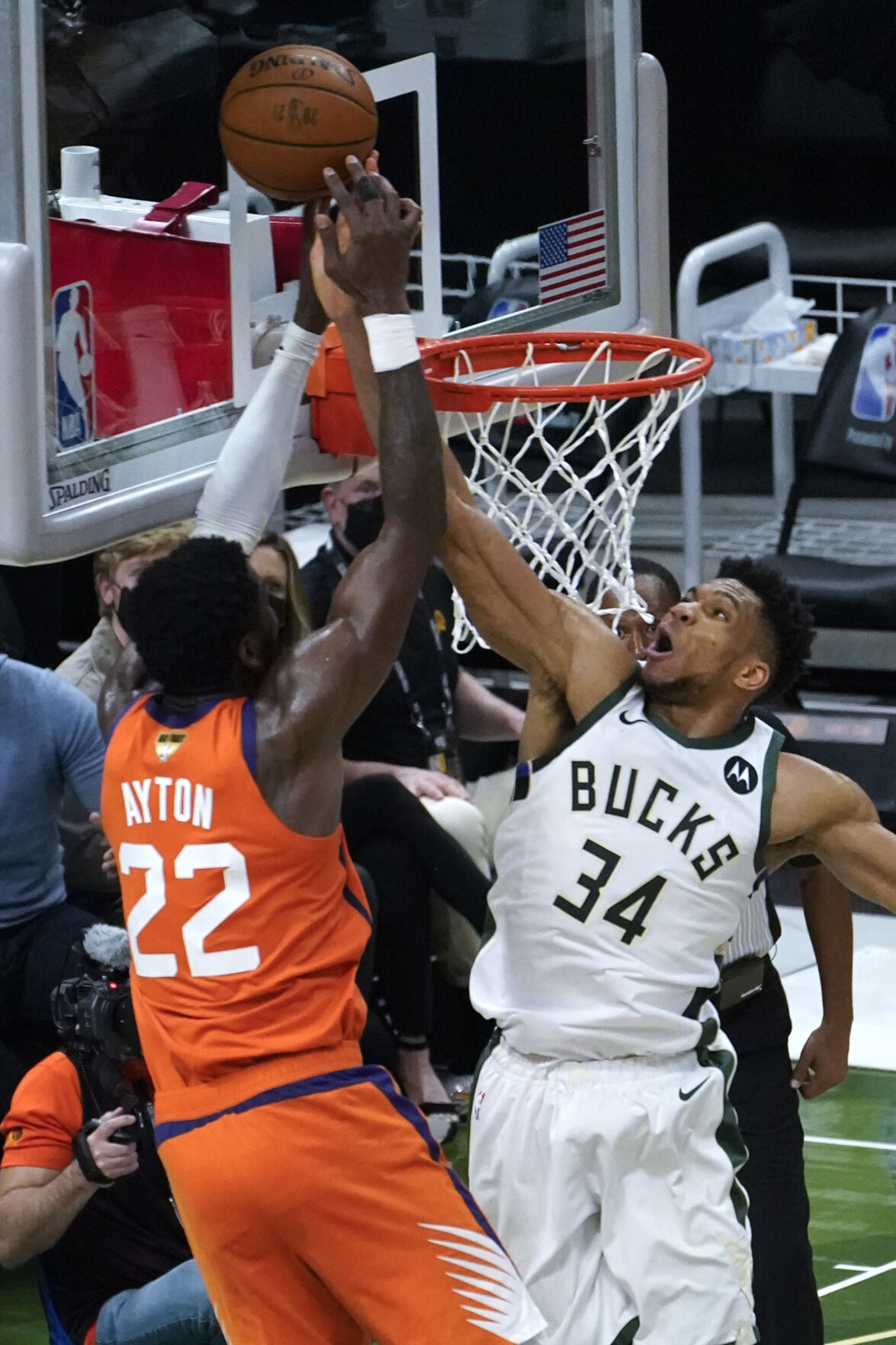 ayton dunks on giannis