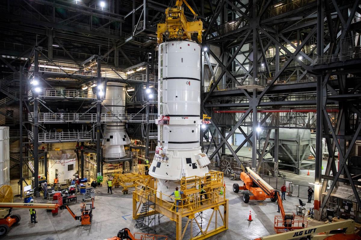 Techniciens de la NASA assemblent le stade central du SLS avec les boosters de fusée solide pour la mission lunaire Artemis 2