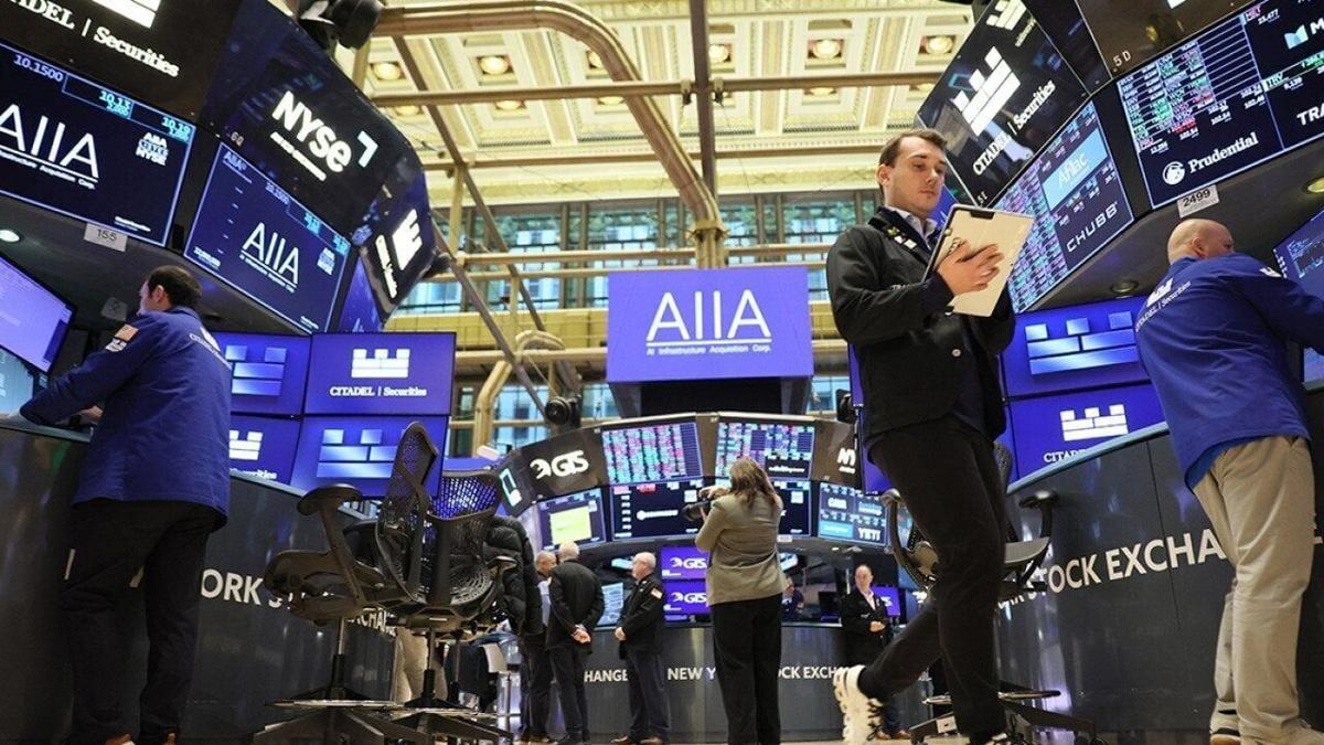 Retail AI investors stay bullish on AI stocks, Motley Fool survey finds
