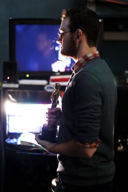 Students replace models as Oscar trophy carriers    