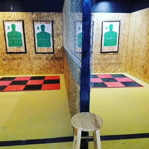 Ax throwing room