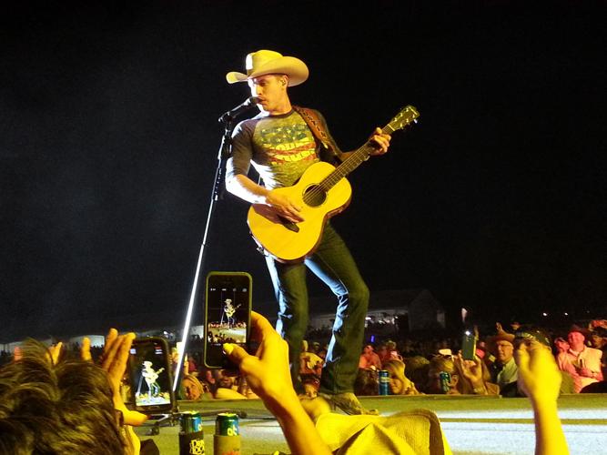 Dustin Lynch at Country Thunder
