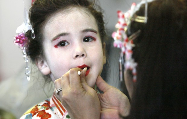 Troupe keeps kabuki tradition alive   