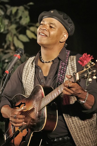 Bluesman Davis to get a look at border   