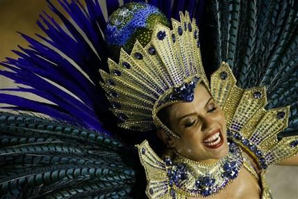 Inicia Carnaval brasileño lleno de samba y disfraces