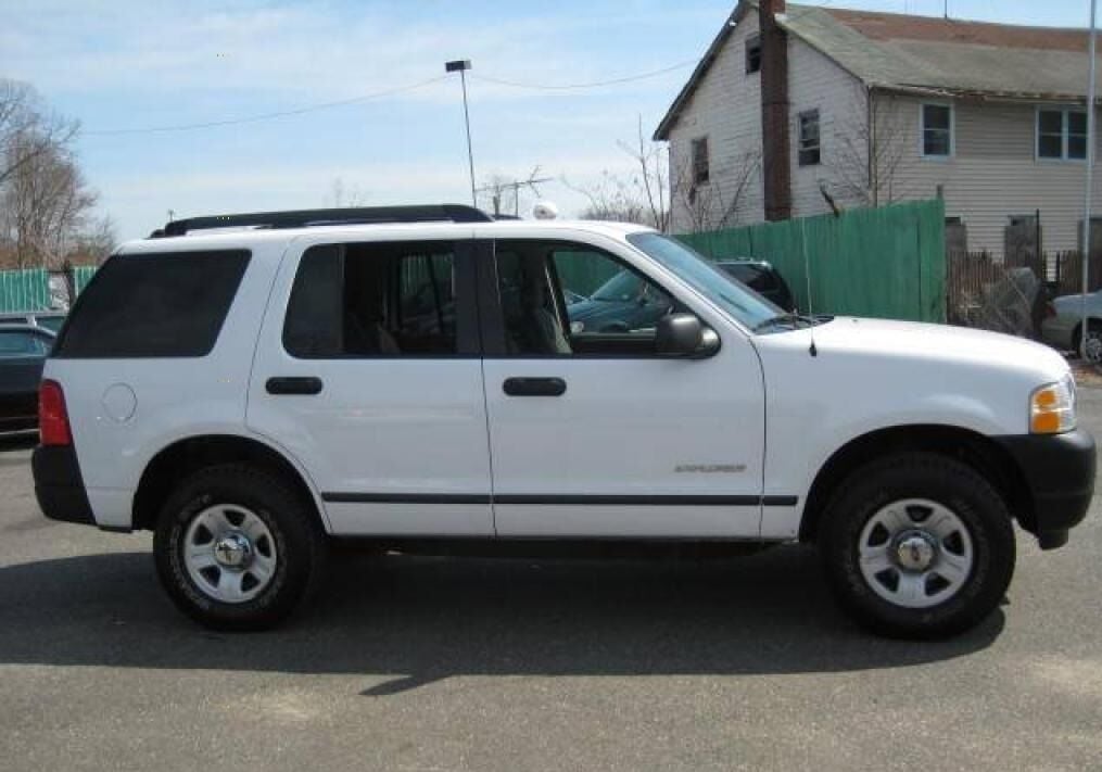 2005 white Ford Explorer