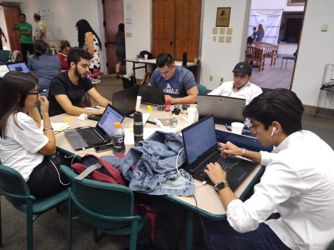 Latinx In Tech mesas 2