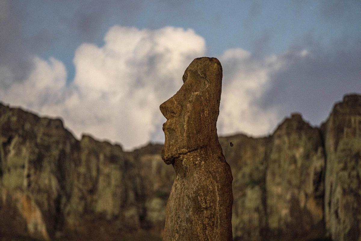 New Easter Island statue found in volcanic crater's dry lake, image size:1200x800