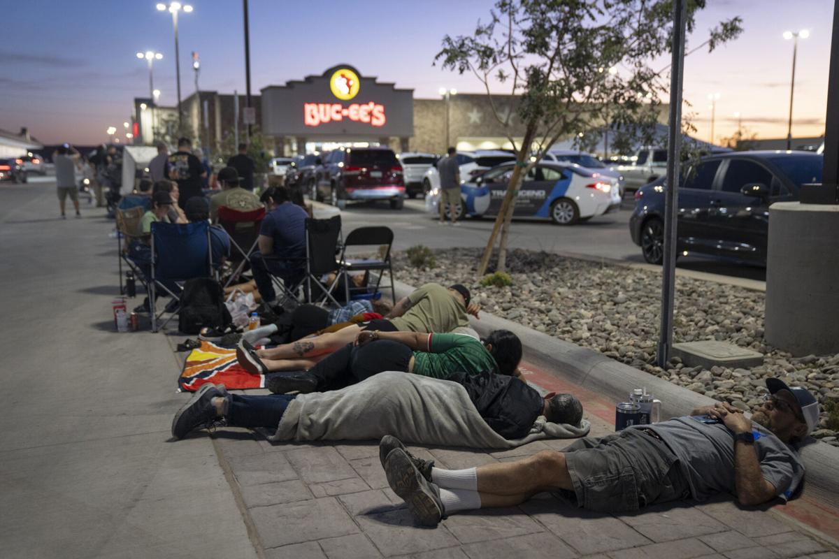 Thousands of Buc-ee's faithful make pilgrimage to Arizona's first store