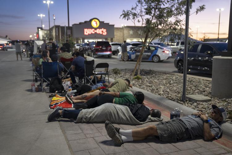 Thousands of Buc-ee's faithful make pilgrimage to Arizona's first store