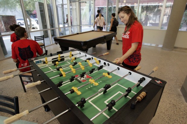 UA freshmen move into dorms