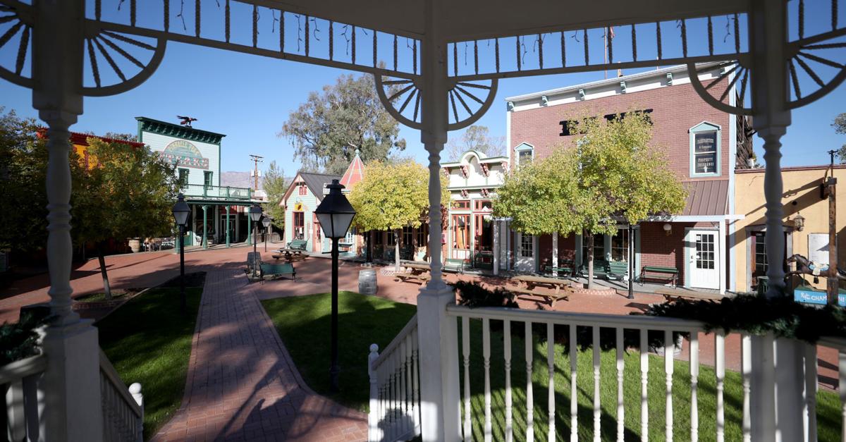 Trail Dust Town, Tucson (le)