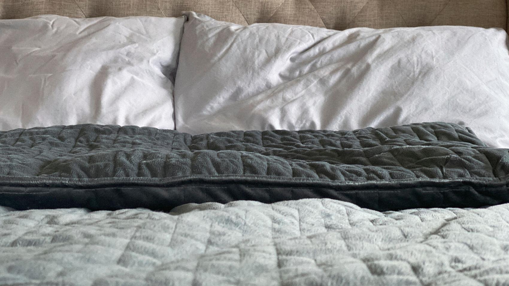 Anxiety robbing your sleep? A weighted blanket may help | Healthy Aging
