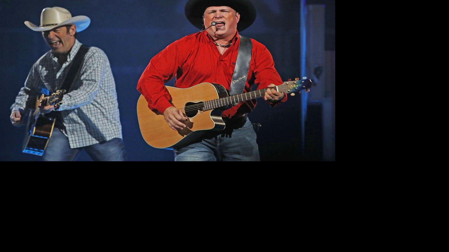 Review: Garth Brooks' triumphant return to Phoenix