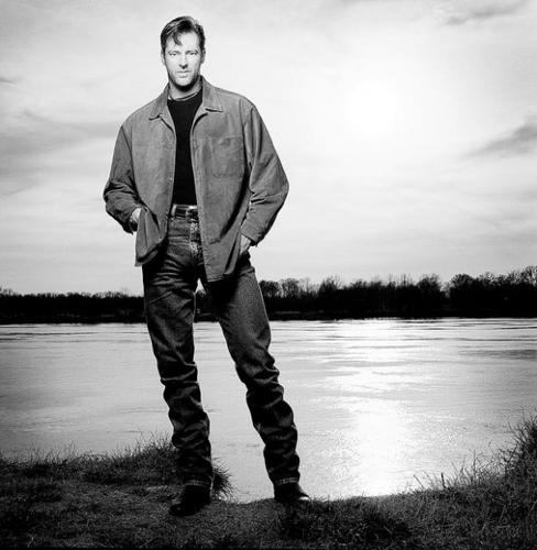 Worley a rock rebel on new album  