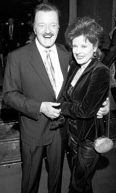 Suave singing stage star Goulet dies awaiting transplant  