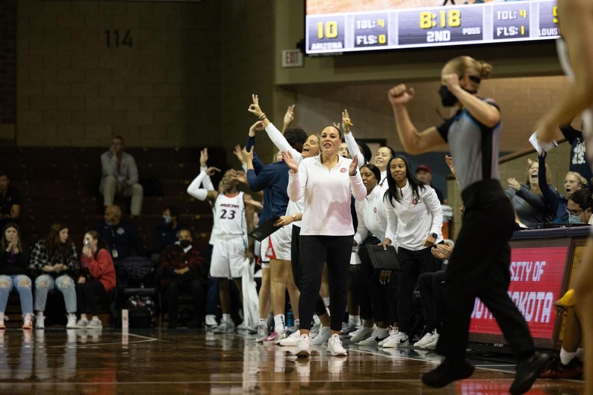 111421-tuc-spt-uawomenshoops-p1