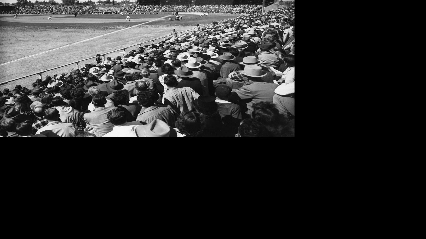 1949 Satchel Paige Cleveland Indians Black & White 8 X 10 Photo