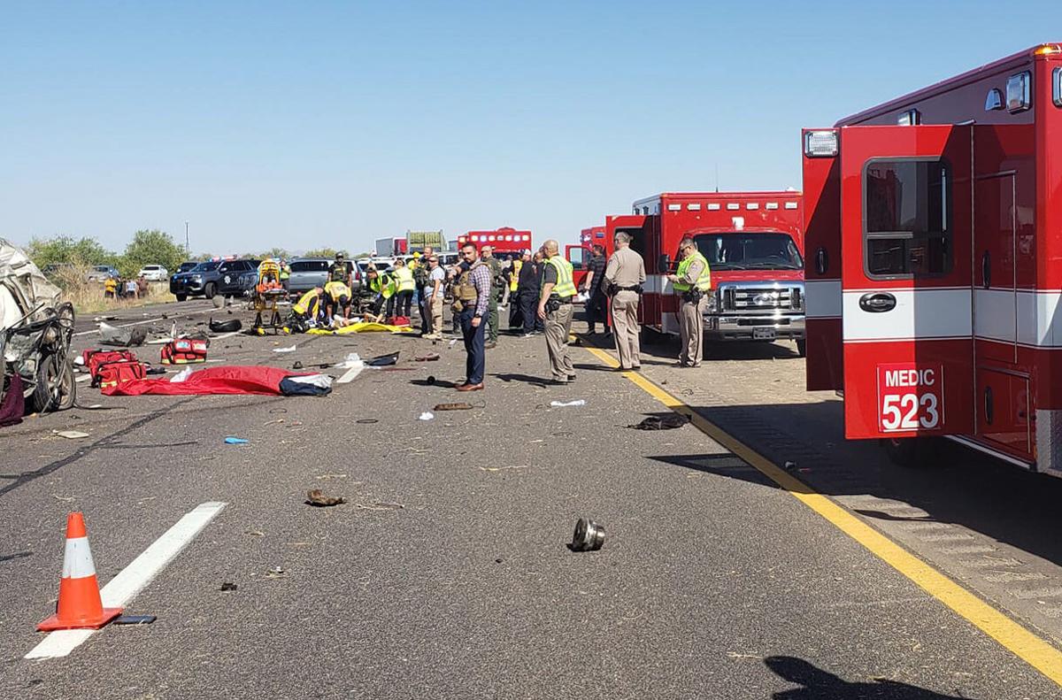 Three dead in crash on I-10 (le)