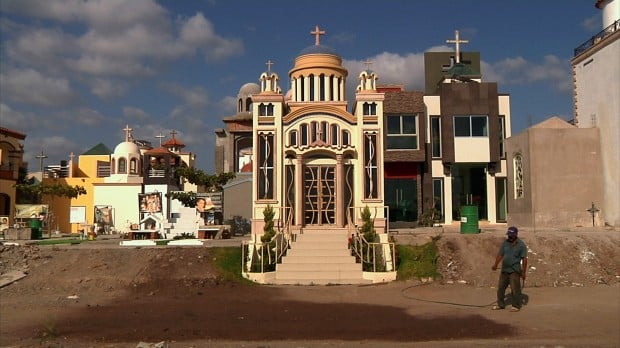 'El Velador' retrata la vida en un cementerio de capos en México    